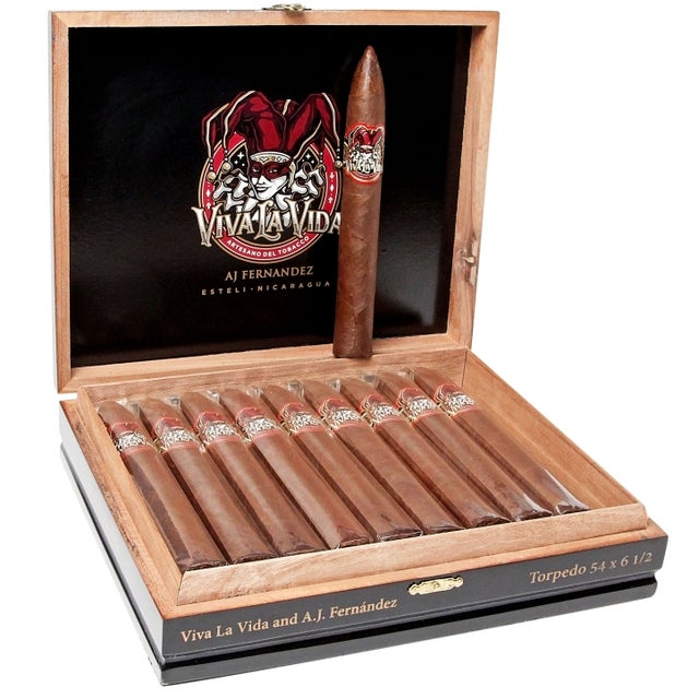 Tabacchi Fratelli Sivo - 𝐇𝐀𝐁𝐀𝐍𝐎𝐒 𝐒𝐄𝐋𝐄𝐂𝐂𝐈𝐎𝐍 𝐑𝐎𝐁𝐔𝐒𝐓𝐎𝐒  Vitola de galera: Robusto Cepo: 50 Lunghezza: 124 mm Tripa: T. a mano TL  Forza: Varia Tempo di fumata: 45 min. circa La Habanos Seleccion